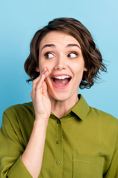 Une femme regarde sur le côté et nous confie un secret