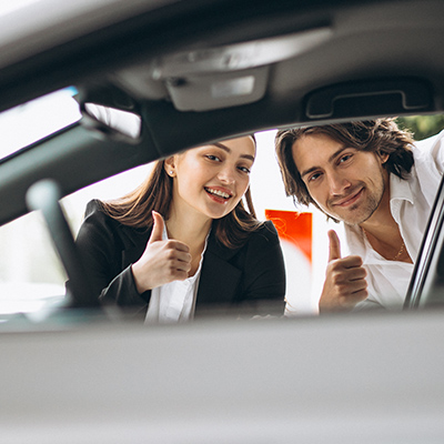 Des vendeurs en concession automobile lèvent le pouce