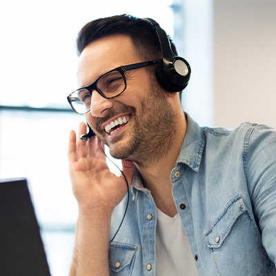 Un opérateur souriant du centre de contact gère les appels entrants