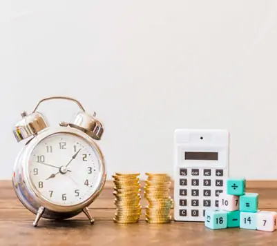 image d'un réveil d'une pile de pièces d'une calculatrice et des dés posés sur une table